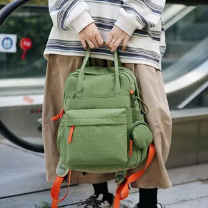 Sac à dos commuteur vert imperméable avec sangles orange et pochette ronde amovible