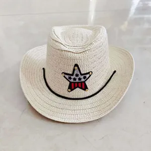 Gros plan d'un chapeau de cowboy en paille pour enfants avec emblème étoilé USA