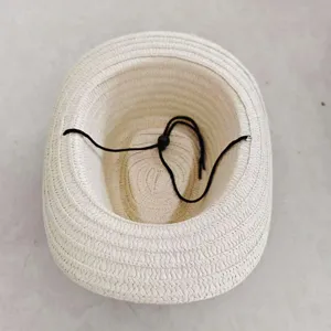 Vue détaillée de l'intérieur d'un chapeau de paille pour enfant avec mentonnière réglable