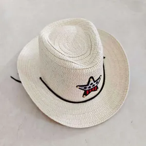 Vue détaillée de dessus d'un chapeau de cowboy en paille pour enfant avec étoile