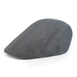 Nahaufnahme einer grauen Schiebermütze aus Mesh mit atmungsaktivem Sommer-Retro-Design