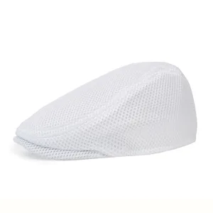 Detailseitenansicht einer weißen, atmungsaktiven Mesh-Flatcap mit feiner Stoffstruktur