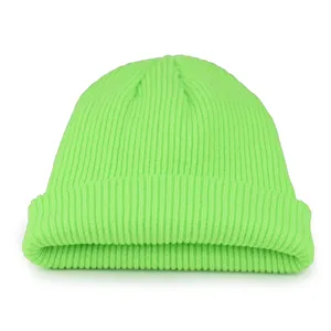 Μακροεντολή λεπτομέρεια νέον πράσινου πλεκτού σκούφου με χοντρό ρεβέρ για το χειμώνα