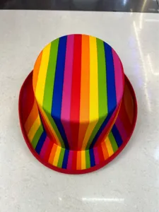 Draufsicht auf einen farbenfrohen regenbogengestreiften Zylinder für Clownskostüme und Party