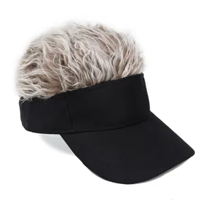 Vista dettagliata di un cappello a visiera nero creativo con parrucca grigia riccia sopra