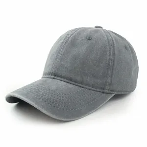 Detailansicht der Textur einer grau gewaschenen Baumwoll-Baseballkappe im Distressed-Look.