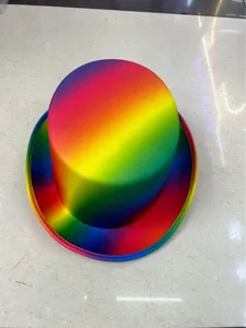 Detaillierte Ansicht eines bunten Regenbogen-Zylinders für lustige Karnevalskostüme