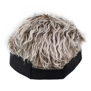 Vista dettagliata del cappellino da baseball con parrucca e texture di capelli ricci realistici