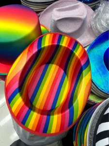 Detailansicht eines regenbogenfarbenen Clownhutes für Karneval und Kostümpartys