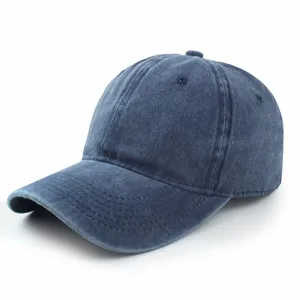 Nahaufnahme einer marineblauen Basecap aus gewaschener Baumwolle mit Vintage-Struktur