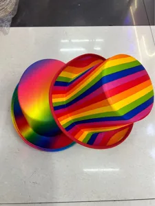 Detailaufnahme von zwei regenbogenfarbenen Partyzylindern für Karnevalsveranstaltungen