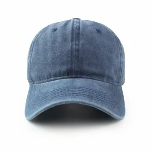 Detaillierte Ansicht der blauen gewaschenen Baumwoll-Baseballkappe mit Vintage-Textur