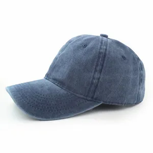 Detailansicht der gewaschenen Baumwolltextur einer klassischen dunkelblauen Baseballkappe.