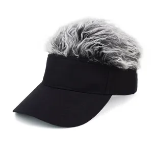 Cappellino creativo con visiera e parrucca grigia riccia per uomo e donna all'aperto