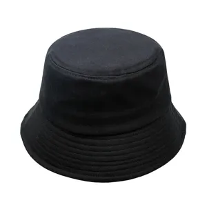 Makroansicht eines klassischen schwarzen einfarbigen Fischerhuts für Sonnenschutz im Freien.