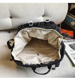 Detailansicht des geräumigen beigen Innenraums und der Reißverschlusstasche des Rucksacks