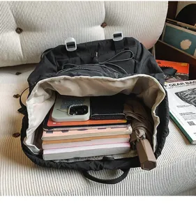 Großer schwarzer Nylon Wanderrucksack mit viel Stauraum für Reisen und Campingurlaub