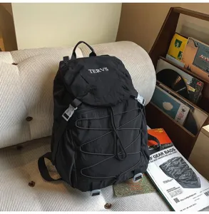 Detailansicht eines schwarzen, leichten Nylon-Wanderrucksacks mit Kordelzugverschluss