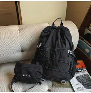 Detaillierte Lifestyle-Ansicht eines schwarzen Nylon-Rucksacks mit Kordelzug und Umhängetasche