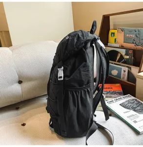 Detailansicht eines schwarzen Outdoor-Wanderrucksacks aus Nylon mit Kordelzug