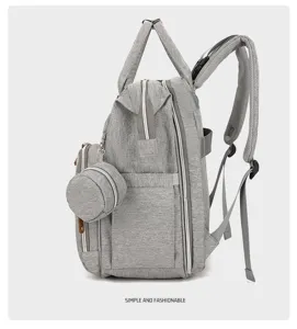 Seitenansicht des grauen isolierten Wickelrucksacks mit kleiner runder Tasche