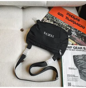 Detailansicht einer schwarzen, leichten Nylon-Brusttasche für Wandern und Reisen.