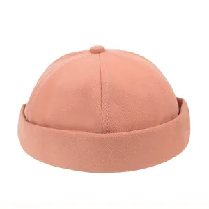 Detailansicht einer korallenrosa randlosen Docker-Mütze mit Twill-Stoffstruktur