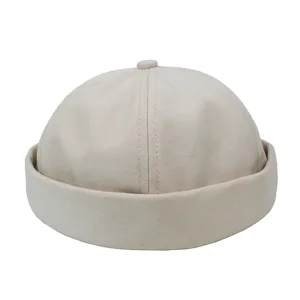 Beige baumwollene krempenlose melonenkappe für damen und herren aus hochwertigem twill-stoff