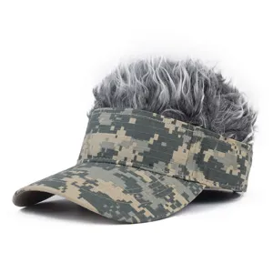 Cappello con visiera mimetico con capelli finti grigi, divertente per le feste.