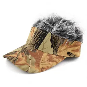 Vista detallada de gorra de visera camuflaje con pelo sintético rizado gris y blanco