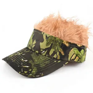 Vista detallada de la gorra de béisbol de camuflaje con adorno de peluca de pelo sintético.