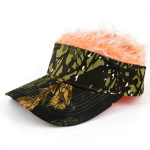 Primer plano de una visera de camuflaje con un accesorio de peluca naranja muy esponjoso