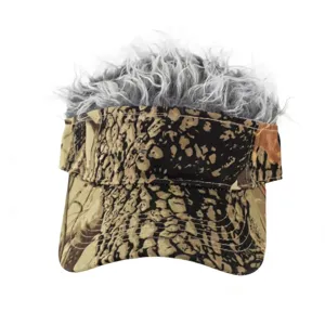 Vista detallada de una visera de camuflaje con pelo sintético gris para hombres