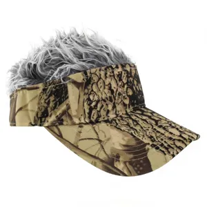 Primer plano de visera de golf de camuflaje con peluca de pelo sintético gris en blanco.