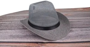 Nahaufnahme eines grauen atmungsaktiven Mesh-Hutes mit einem schwarzen Zierband.