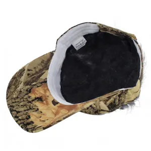 Vista detallada del interior de la gorra peluca camuflaje con etiqueta de algodón