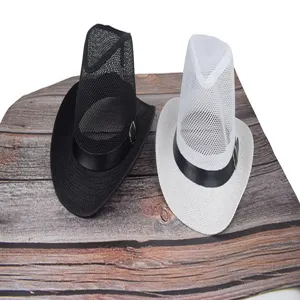 Detailansicht von atmungsaktiven Mesh-Fedora-Hüten in Schwarz und Weiß für Herren