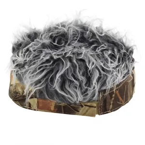 Vista detallada de la visera de camuflaje con peluca de pelo sintético gris estilo calle