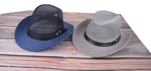 Detailansicht von sommerlichen, atmungsaktiven Netz-Fedoras in Blau und Grau mit Schnallen