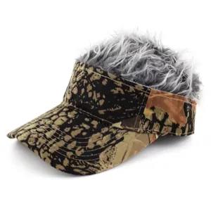 Visera de camuflaje con peluca de pelo gris para tendencia callejera