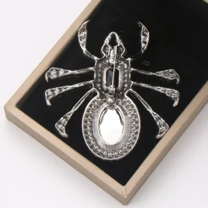 Broche araignée en argent avec strass, détail arrière dans un joli écrin cadeau
