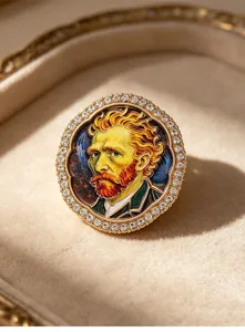 Vista dettagliata di una spilla con ritratto di Vincent van Gogh con strass scintillanti