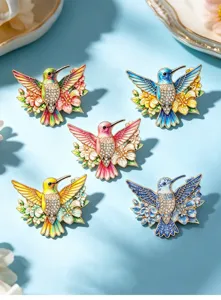 Nahaufnahme der bunten Kolibri-Broschen mit feinen Strass- und Emaille-Details.