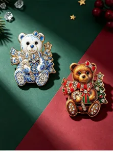 Vue détaillée de broches d'ours de Noël avec motifs floraux bleus et festifs