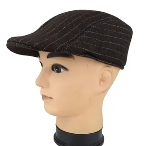 Detailansicht einer klassisch gestreiften braunen Wollbaskenmütze auf einem Mannequin