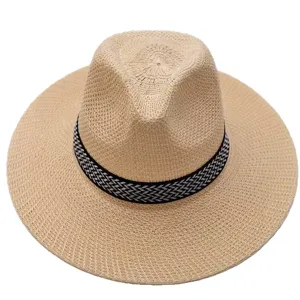 Chapeau de paille classique pour homme style fedora avec ruban à motifs noir et blanc.