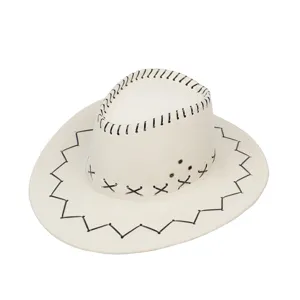 Vista dettagliata del cappello da cowboy color crema con cuciture decorative nere a croce