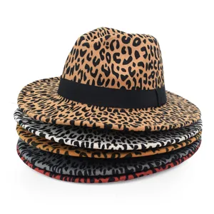 Pile de chapeaux fedora jazz imprimé léopard en diverses couleurs pour l'automne-hiver.