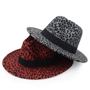 Vue détaillée de chapeaux de jazz imprimé léopard rouge et gris avec des rubans noirs.