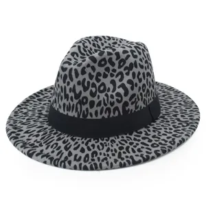 Chapeau fedora élégant à imprimé léopard gris avec un ruban noir décoratif classique.